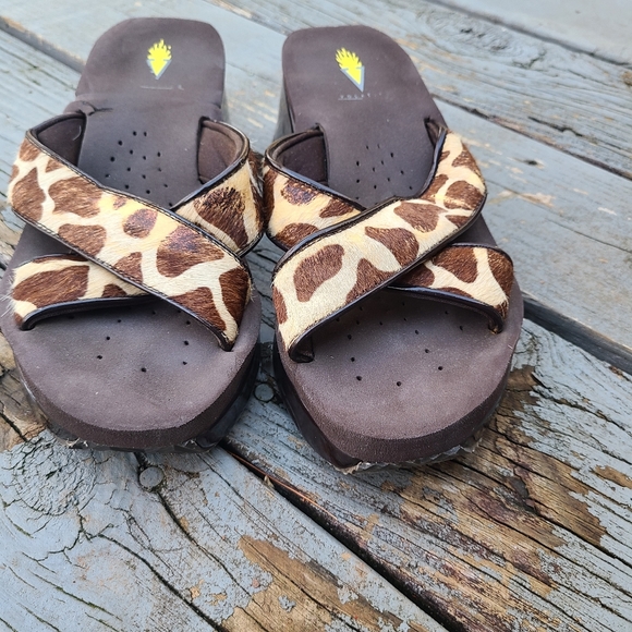 Volatile giraffe flip flops
